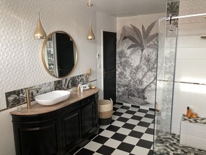 Badewanne, Whirlpool, Toilettenpapier