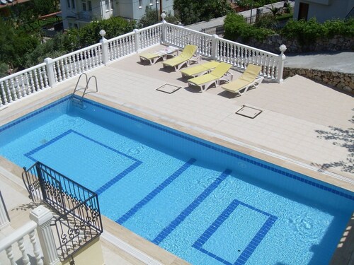 Hugo's Apartment at Sultan Apartments - 4 Bedroom Great Location