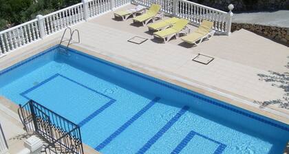 Hugo's Apartment at Sultan Apartments - 4 Bedroom Great Location