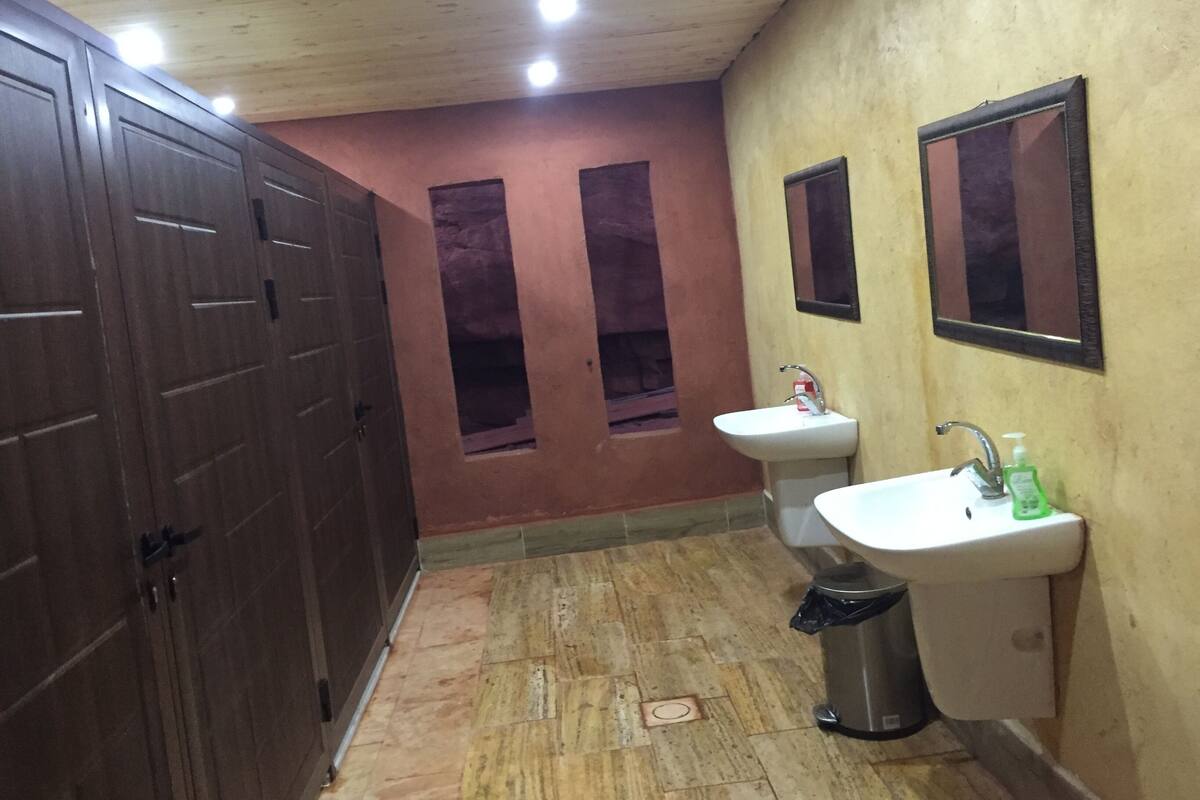 Tab mandi dan pancuran berasingan, hulu semburan mandi hujan, bidet 