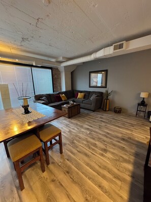 Fernseher, Tischtennisplatte, Musikbibliothek