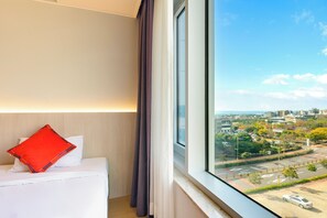 低過敏寢具、羽絨被、布置獨特、書桌