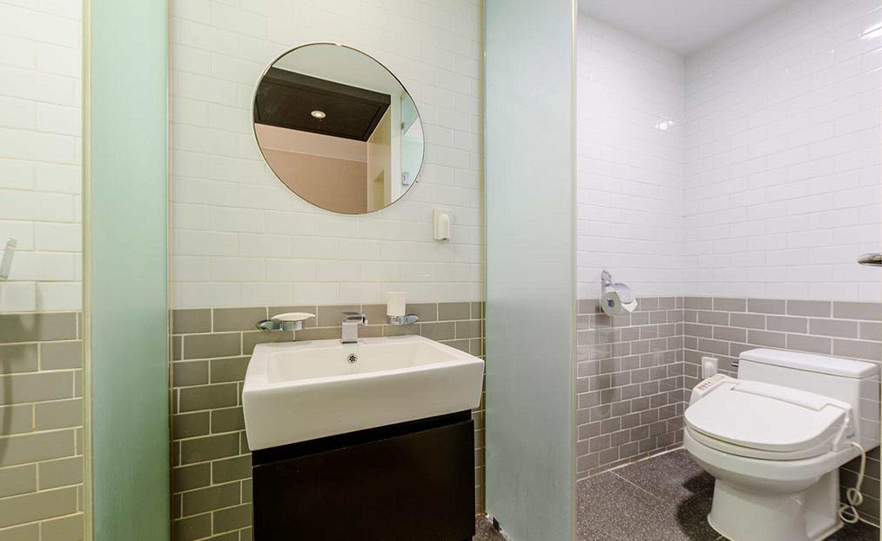 deluxe double or twin room, 1 bedroom, non smoking, city view (run of house) | bathroom | hydromassage showerhead, hair dryer, slippers, bidet