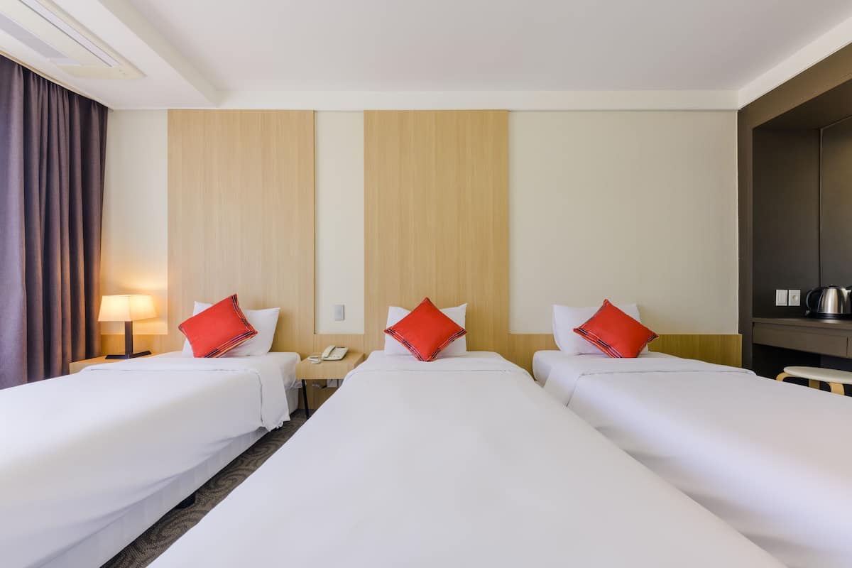 Tripla Deluxe, 1 camera da letto, non fumatori, vista città | Biancheria da letto ipoallergenica, copriletto in piuma