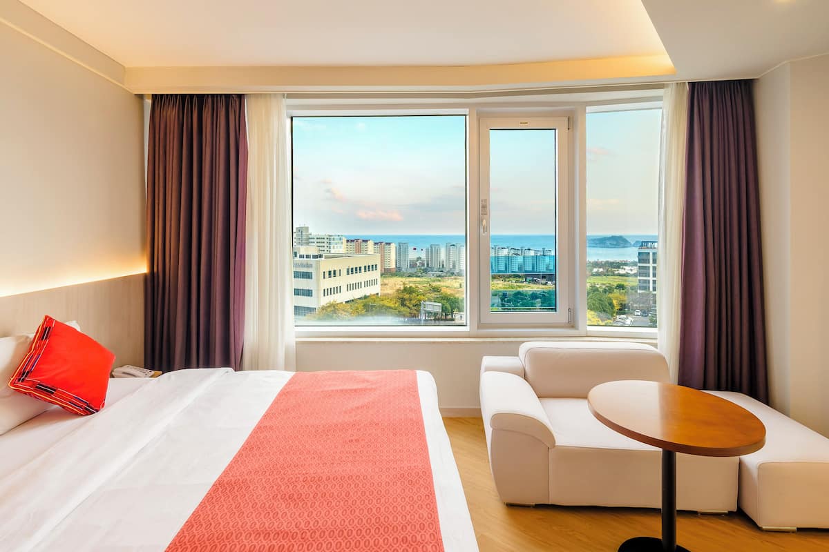 Deluxe Double Room, 1 Bedroom, Non Smoking, Ocean View | Hypo-allergenic bedding, down comforters, individually furnished, desk