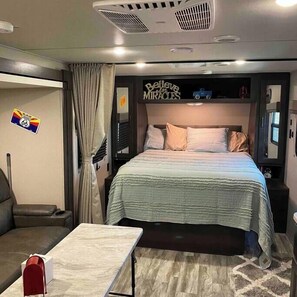 1 habitación, insonorización y tabla de planchar con plancha