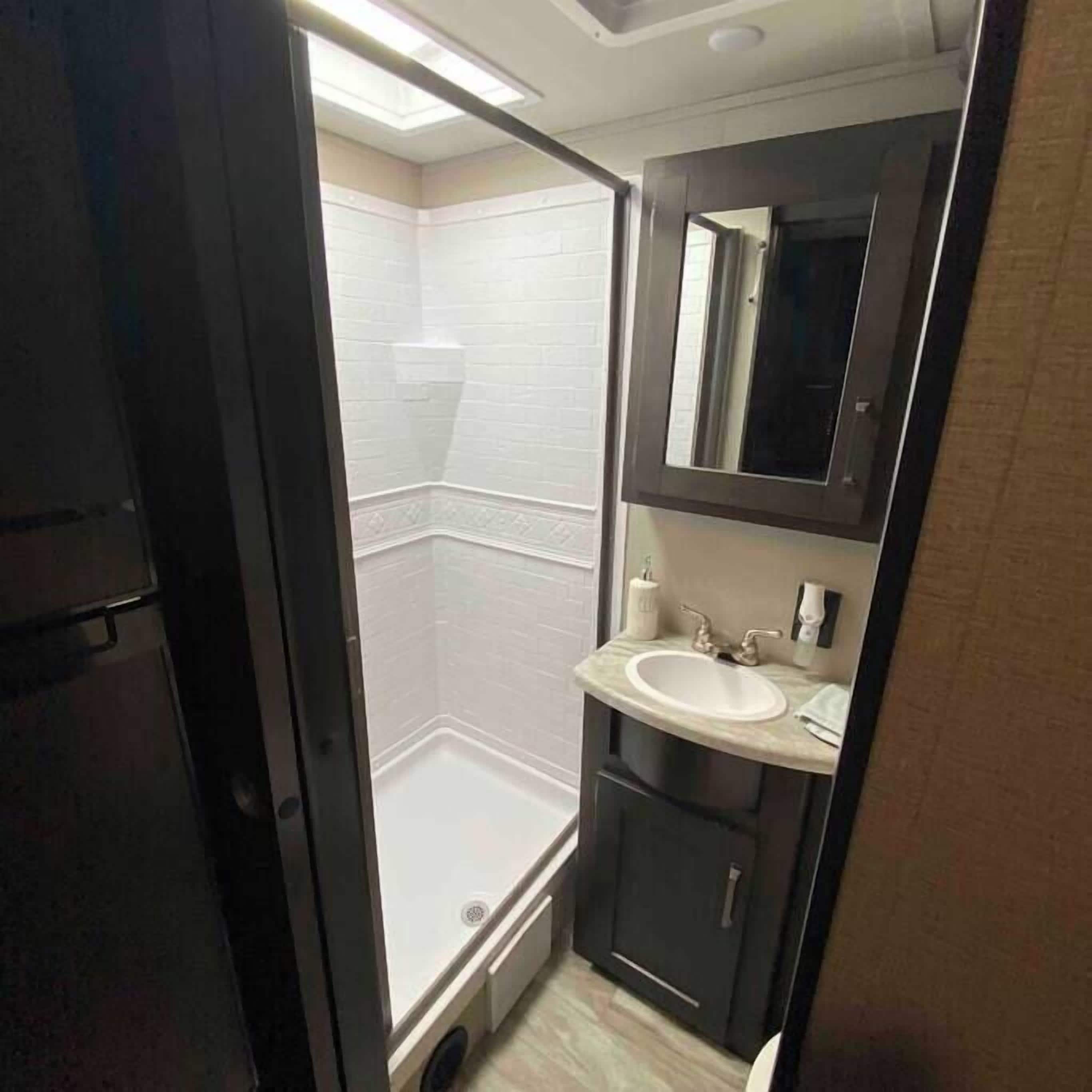 Articles de toilette écologiques, séchoir à cheveux, serviettes fournies