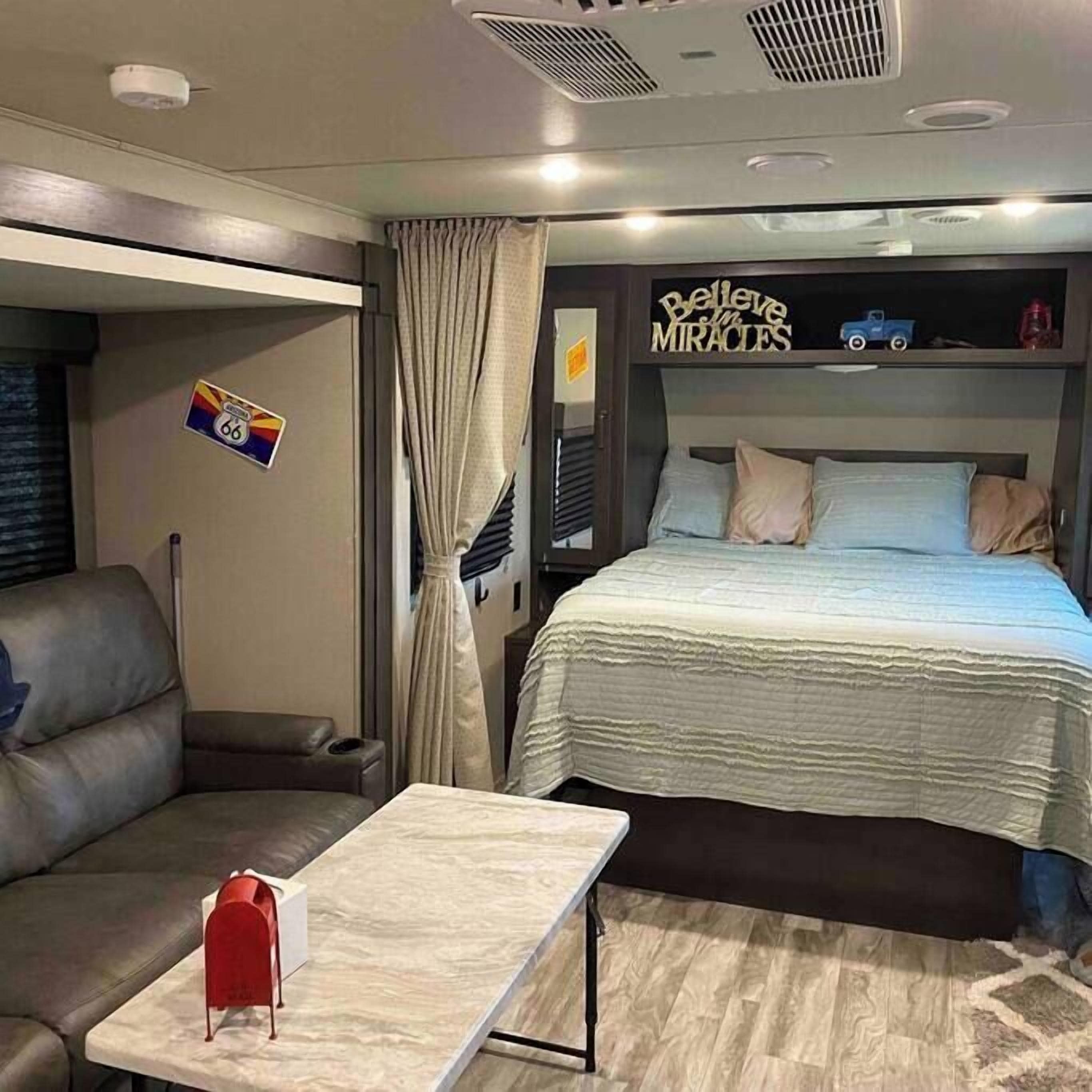 1 chambre, système d’insonorisation, fer et planche à repasser