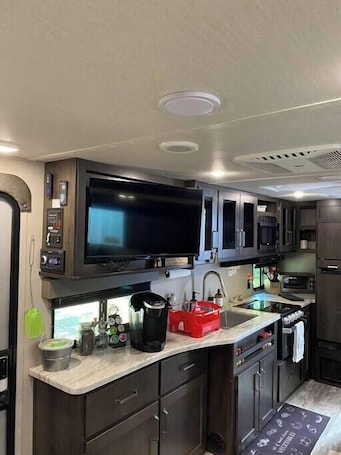 Fridge, microwave, oven, stovetop. Graham Pet Friendly Route 66 @ The Mistletoe Farm