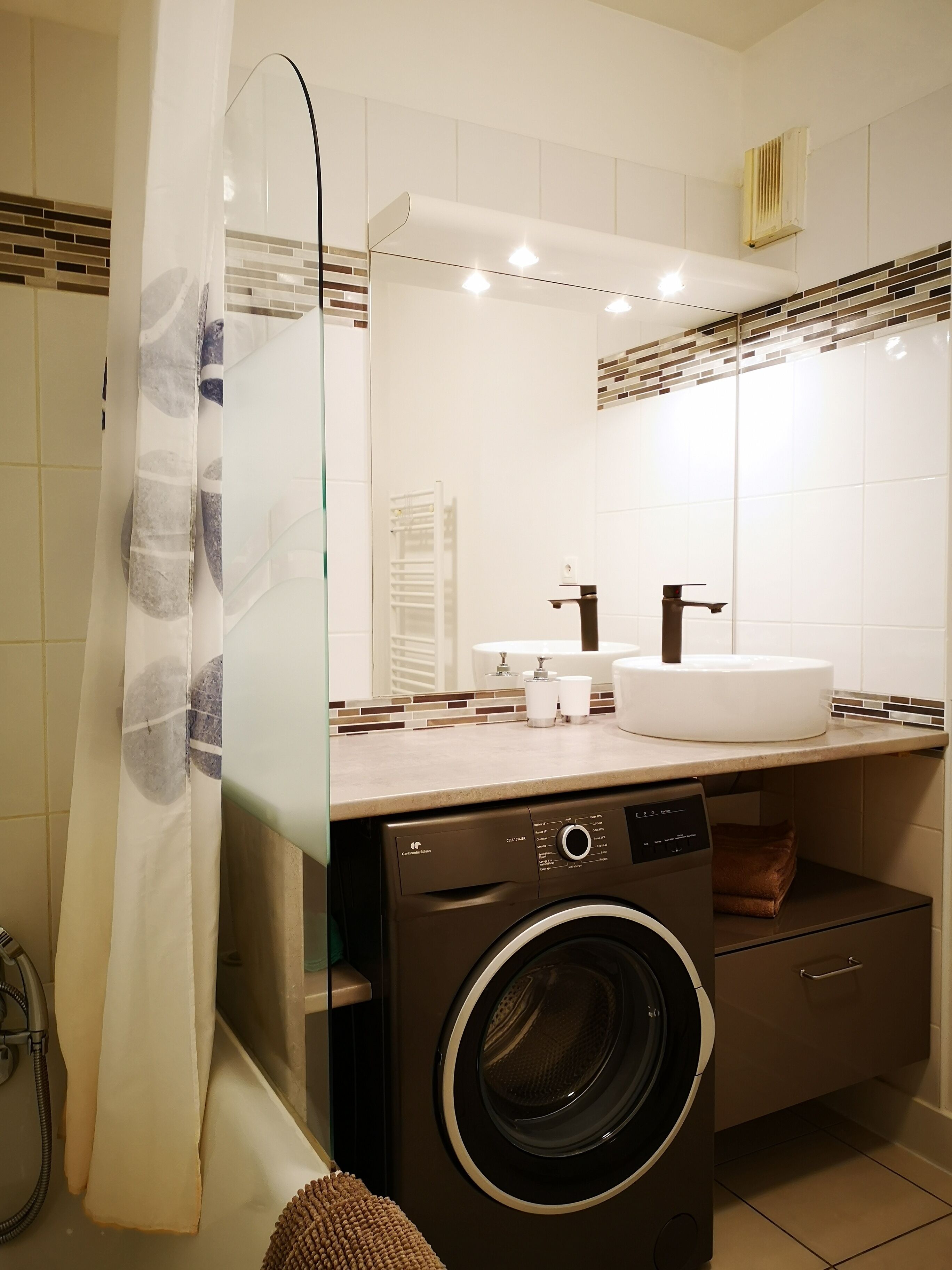 Tina, secadora de cabello, toallas, papel de baño 