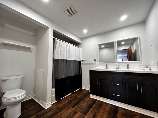 Combined shower/tub, hair dryer, towels