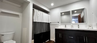 Large 5 Bed Family Home w/ Indoor Swimming Pool!