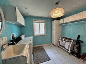 Microwave, oven, dishwasher - Large 5 Bed Family Home w/ Indoor Swimming Pool! (Harrow)