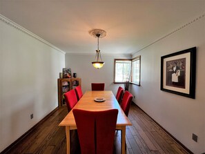 Dining - Large 5 Bed Family Home w/ Indoor Swimming Pool! (Harrow)