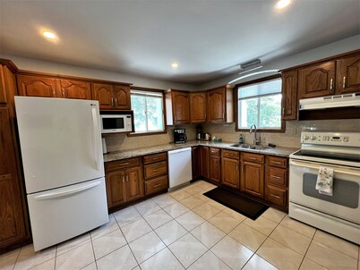 Large 5 Bed Family Home w/ Indoor Swimming Pool!