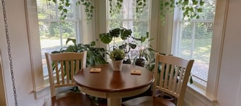 Charming 1930's house only a few blocks from the St. Johns River!