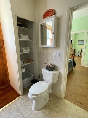 Een douche, een haardroger, handdoeken, zeep