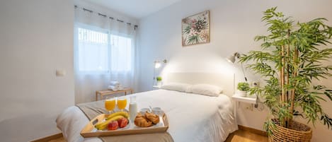 1 habitación y tabla de planchar con plancha