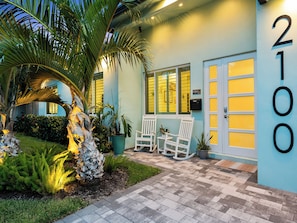 Exterior detail - Welcome to the Bahama Breeze, A Sunny Waterfront Heated Pool Home!!!!!! (Fort Lauderdale)