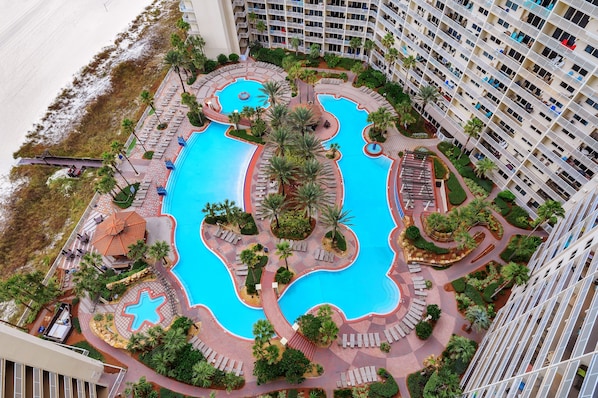 Alberca techada y alberca climatizada