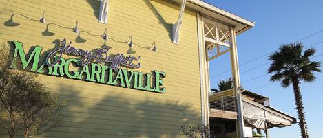 En gul byggnad med en skylt som visar texten ”Margaritaville”.