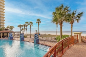 Alberca techada y alberca climatizada