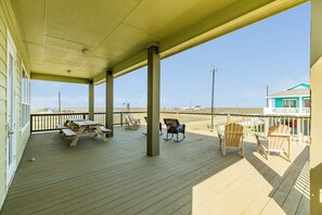 Outdoor dining - Every Bedroom a Suite-Comfort & Privacy by Beach! (Surfside Beach)