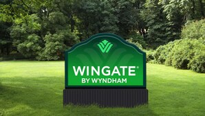 Un letrero verde con el texto 'WINGATE BY WYNDHAM' en letras blancas.