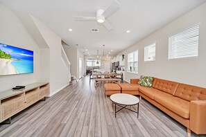 Smart TV, table football, offices - Upgraded! Stunning Pool, Stylish Decor! Kona Cove Retreat, Prime Disney! (Davenport)