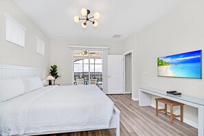 5 habitaciones, escritorio y tabla de planchar con plancha