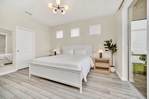 5 bedrooms, desk, iron/ironing board, travel cot - Upgraded! Stunning Pool, Stylish Decor! Kona Cove Retreat, Prime Disney! (Davenport)