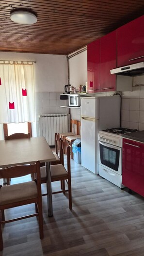 Een koelkast, een magnetron, een oven, een kookplaat