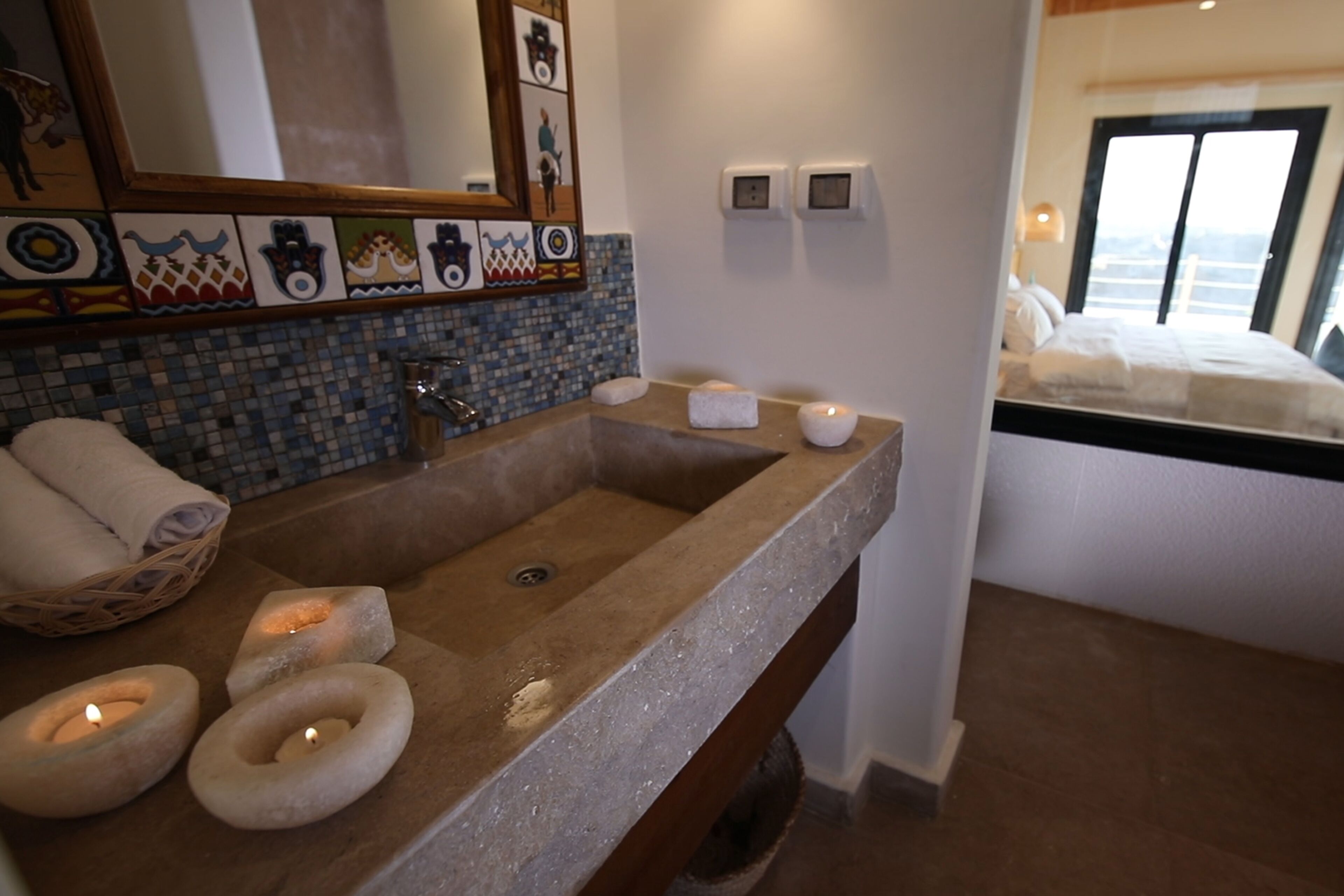 shower, rainfall showerhead, free toiletries, hair dryer