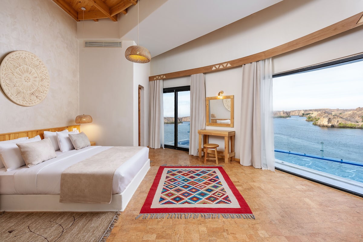 Elite Studio Suite, 1 Bedroom, River View | Tempur-Pedic beds, minibar, in-room safe, individually decorated