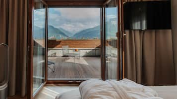 Chambre Junior Double ou avec lits jumeaux, balcon, vue montagne | Vue sur les montagnes