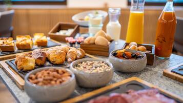 朝食 (コンチネンタル ブレックファスト)、毎日提供 (無料)