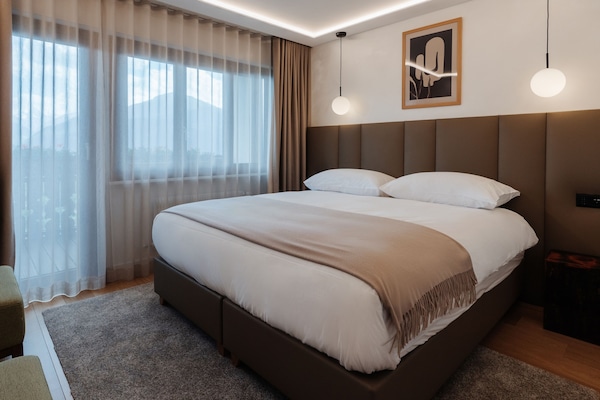 Panoramic-Doppelzimmer, 1 King-Bett, Balkon, Bergblick | Allergikerbettwaren, Zimmersafe, individuell dekoriert