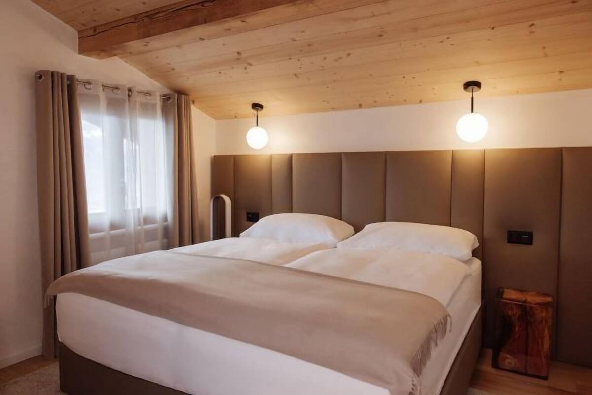 Hypo-allergenic bedding, in-room safe, individually decorated