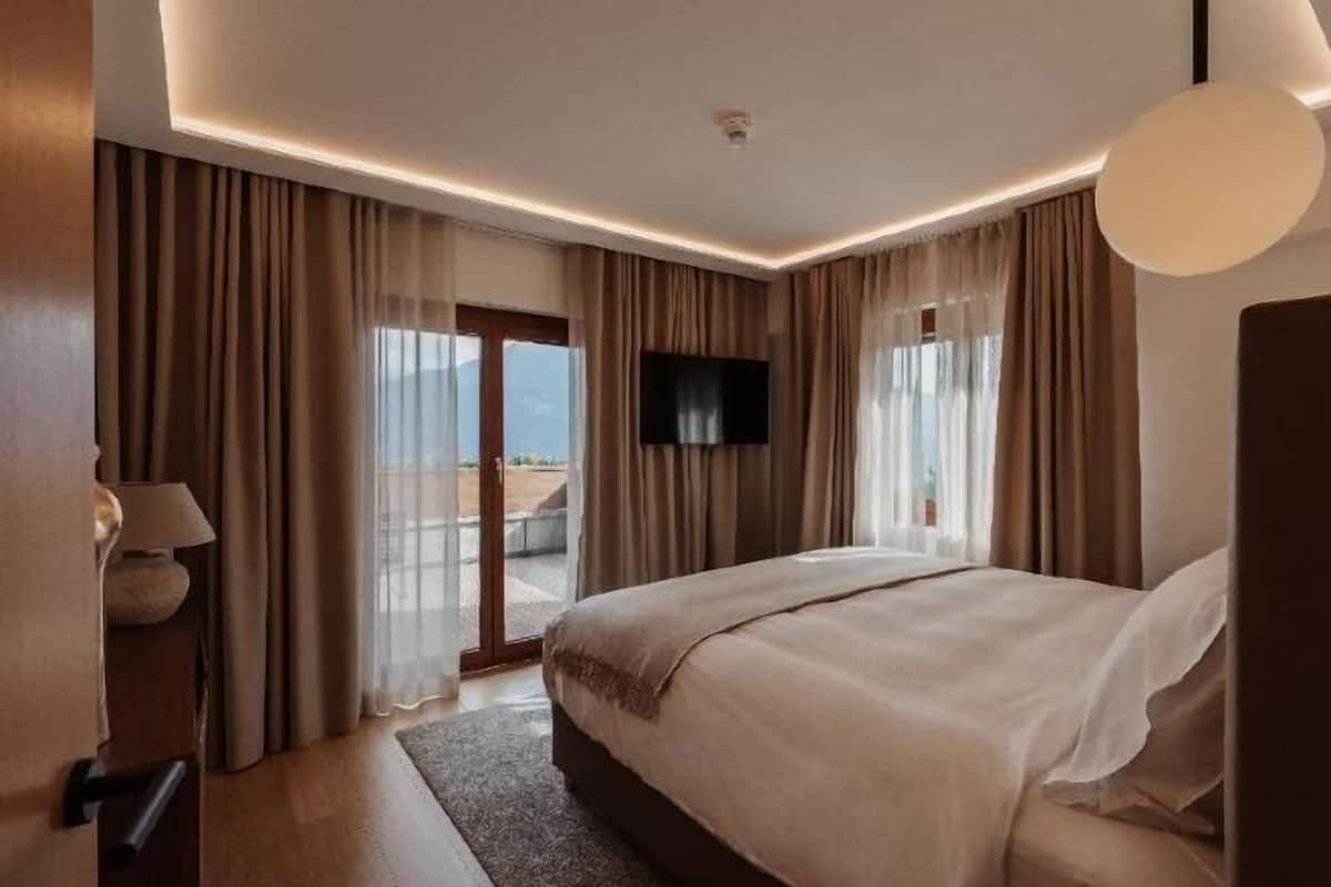 Hypo-allergenic bedding, in-room safe, individually decorated