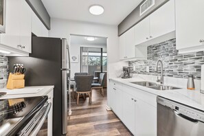 Køleskab, mikrobølgeovn, ovn, kogeplade