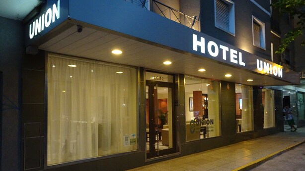 A hotel named "HOTEL UNION" with large windows and a visible entrance. - Hotel Union (Mar del Plata)