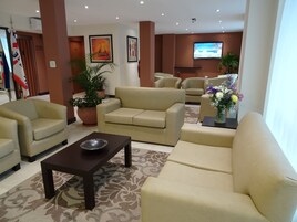 24-英寸LED 电视 （配备有线频道）、电视