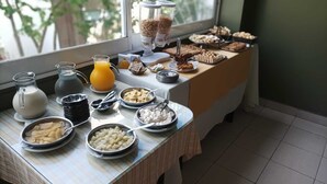 A breakfast buffet with various food items and beverages. - Hotel Union (Mar del Plata)