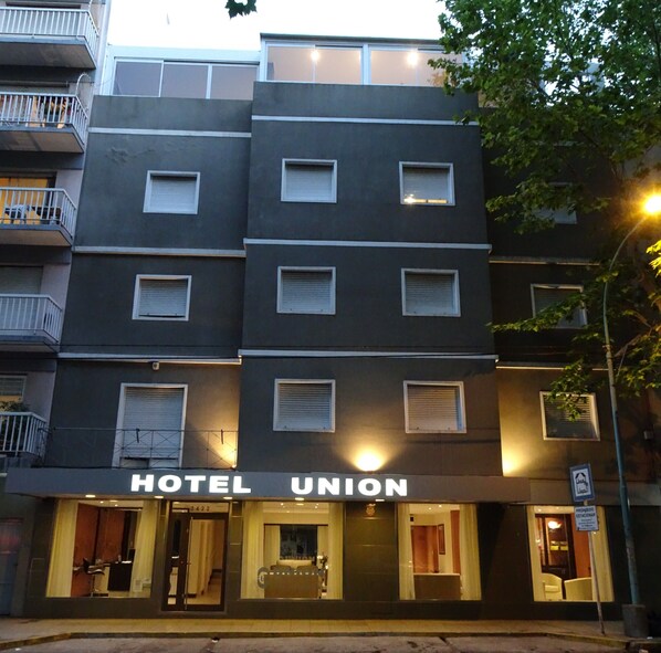 Um hotel de vários andares com uma placa que diz 'HOTEL UNION'.