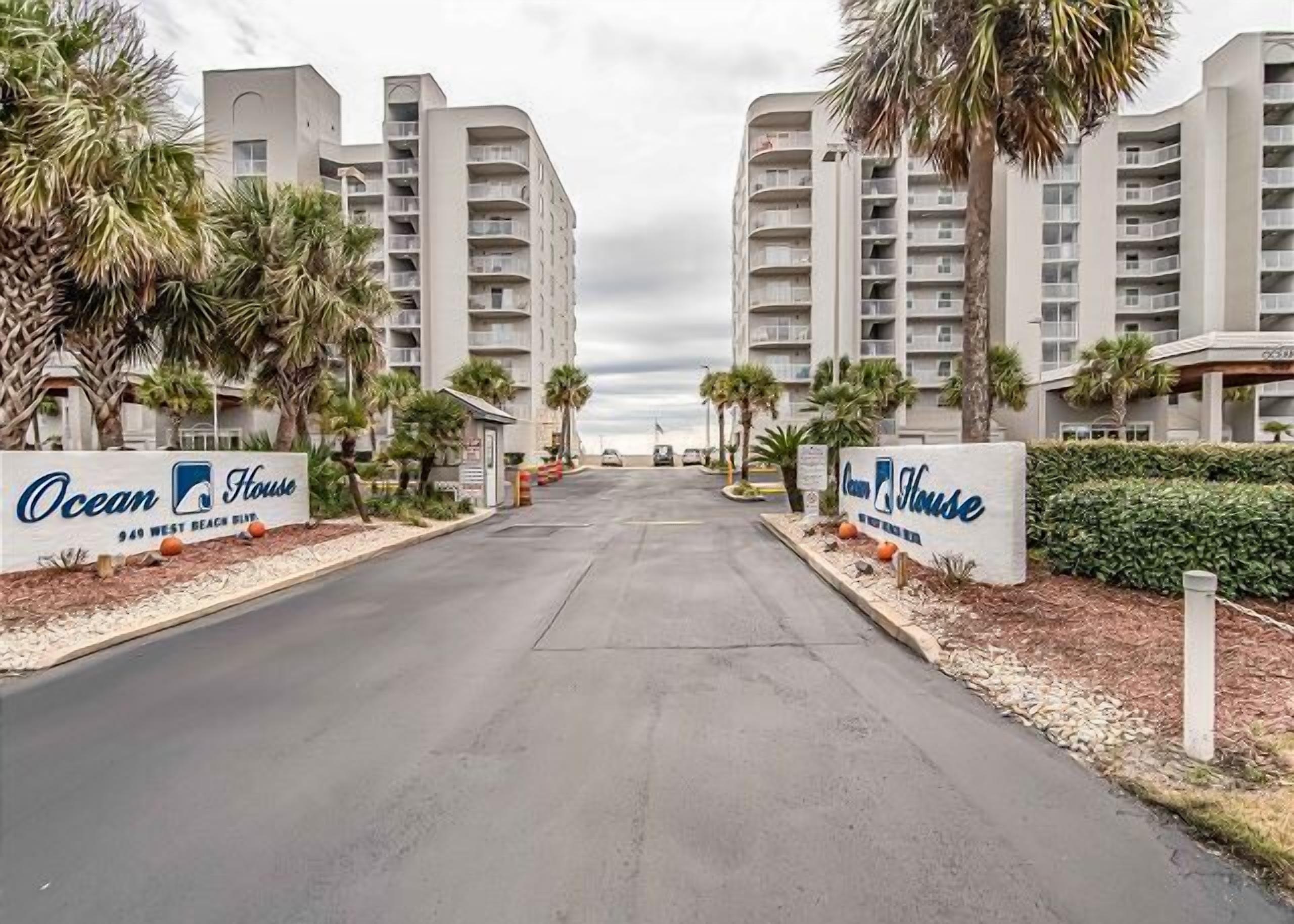 Perfect Location for a Vacation! 2 Bedroom/ 3 Bath Corner Unit~Gulf Front!!!!