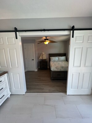 3 slaapkamers, een strijkplank/strijkijzer, gratis wifi, beddengoed