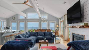 智能電視、壁爐、DVD 播放機、乒乓球設施