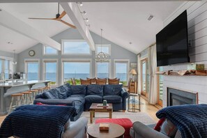 Älytelevisio, takka, DVD-soitin, pöytätennispöytä