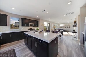 冰箱、微波炉、烤箱、炉灶