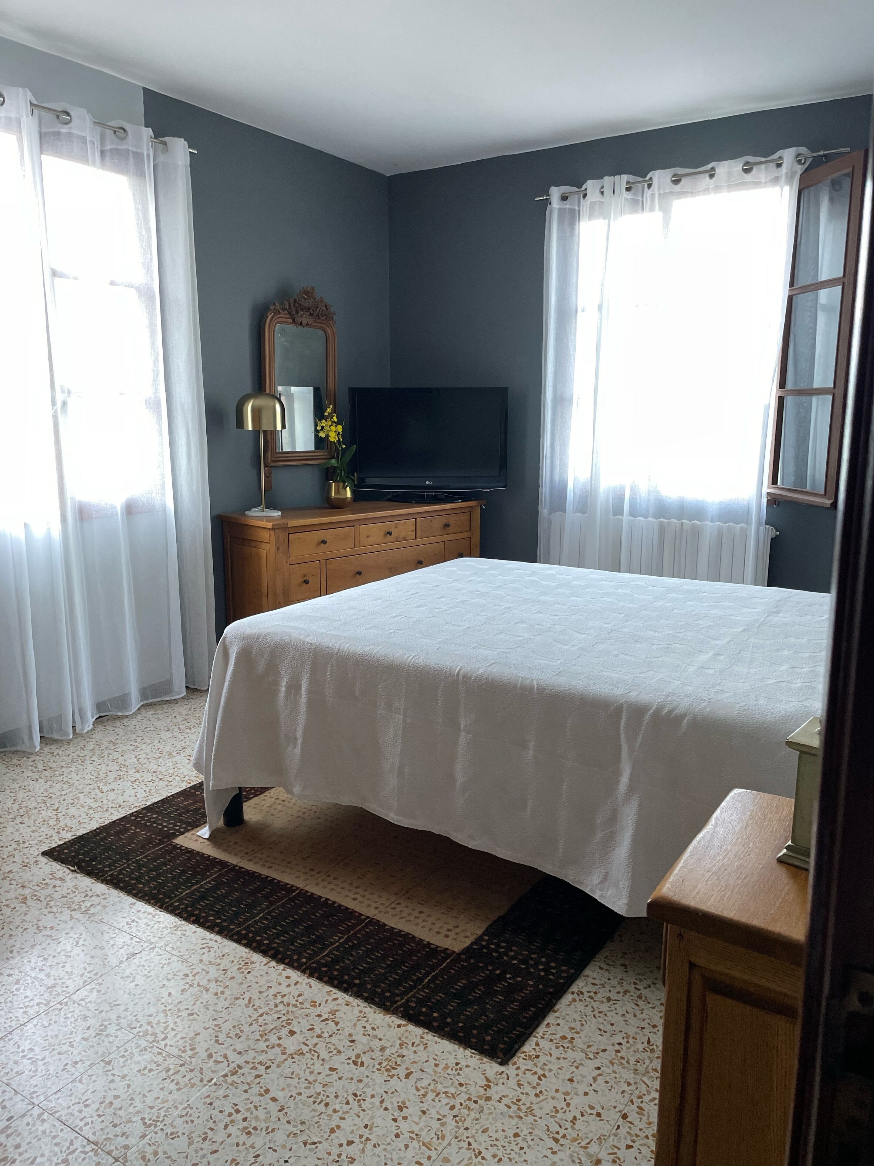 4 chambres, bureau, fer et planche à repasser, lit parapluie